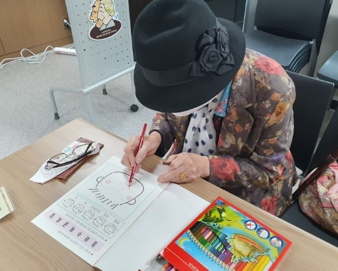 인지테스트 중인 노인